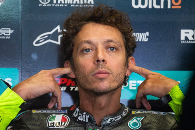 Valentino Rossi visszatér a paddockba