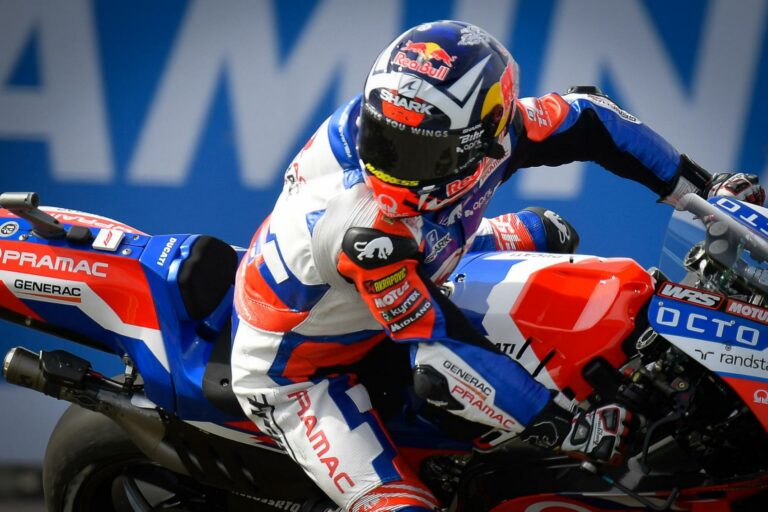 Zarco Bastianini szélárnyékát használva az első sorban
