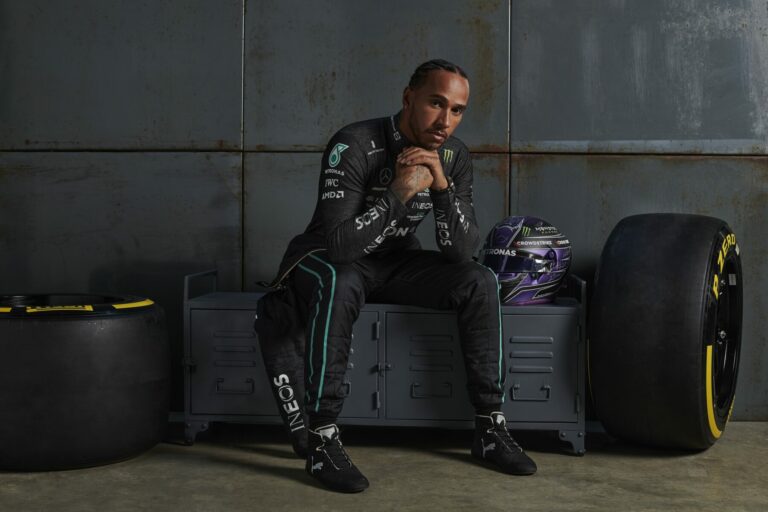 Akár a MotoGP-ben is kiköthetett volna Lewis Hamilton