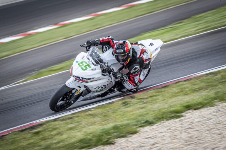 Oschersleben – Számadó Máté dobogón az IDM Supersport 300-ban!