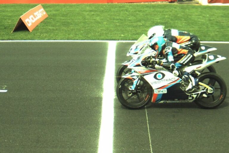 British Talent Cup – elképesztő befutó: 2 versenyző teljesen egyszerre a célban!