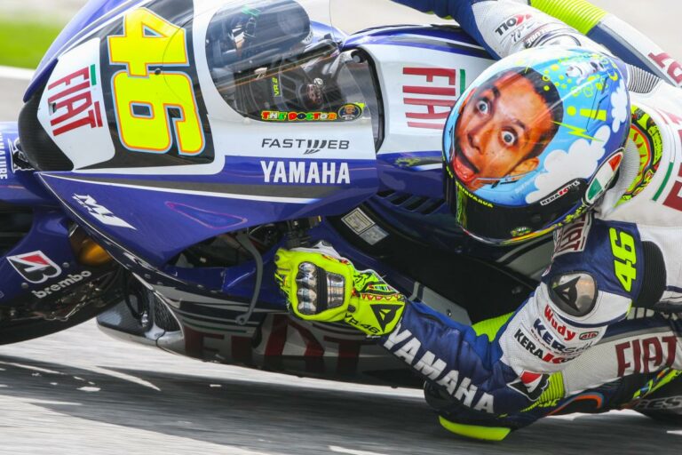 Daniel Ricciardo Rossi 2008-as sisakját idézte fel Monzában