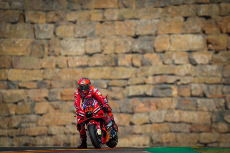 Aragón: Bagnaia vezetésével Ducati első sor az időmérőn