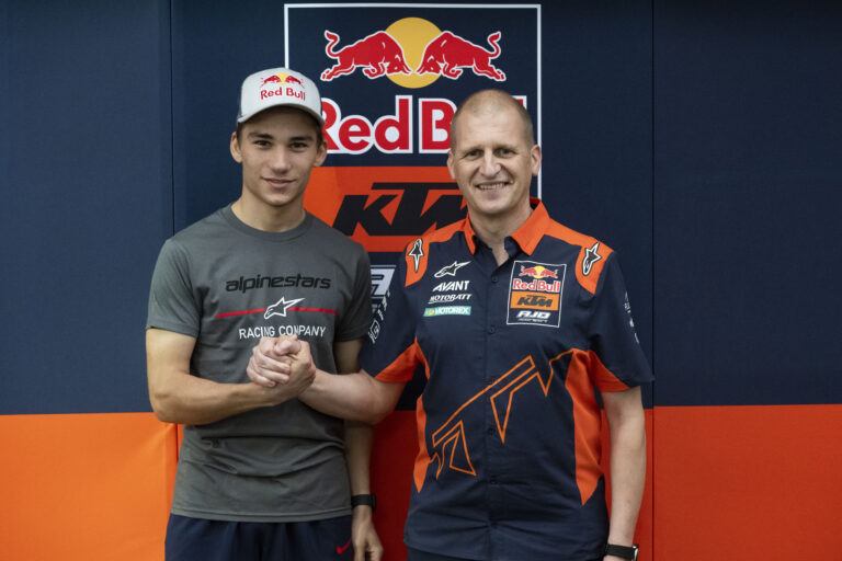 A Red Bull KTM Ajo Deniz Öncüvel és Ruedával folytatja 2023-ban