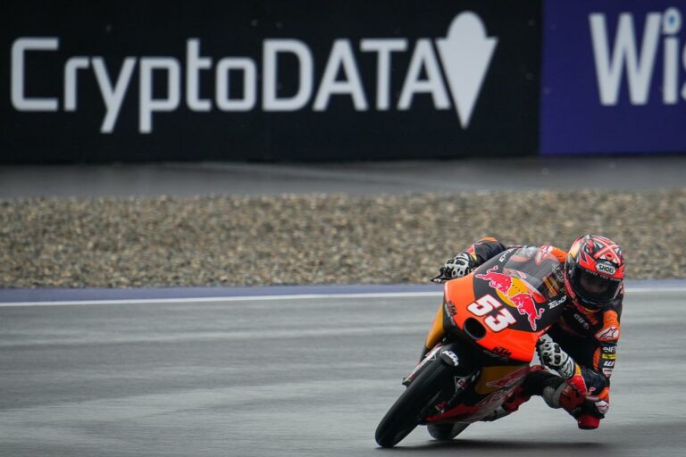 Misano: Öncü fájdalmai ellenére a pole-ban