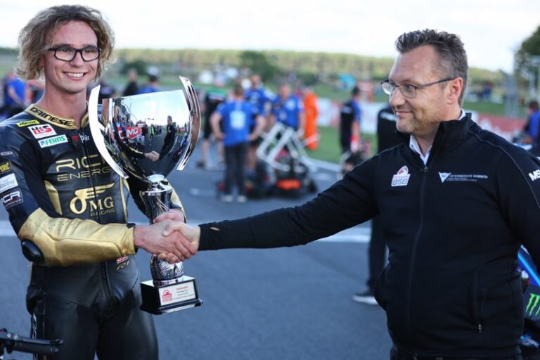 Snetterton BSB – Ray-é a futamgyőzelem, három hely kiadó még a Showdownban