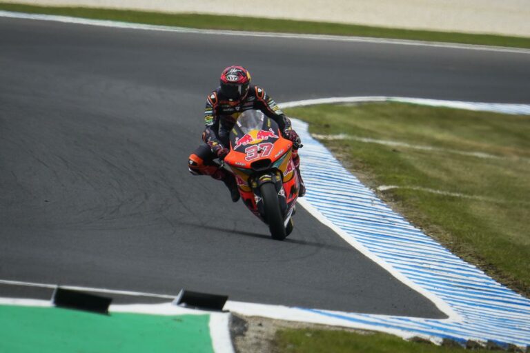 Phillip Island – Dixon elvett köre után Augusto Fernandezé az első szabadedzés