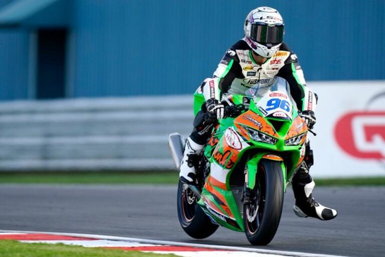 Tom Booth-Amos a Brit Supersport bajnokságon vendégszerepel