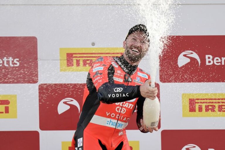 Donington Park: Sykes dupla, Glenn Irwin lábtartó nélkül dobogós