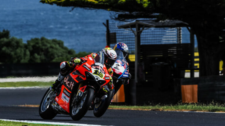 Phillip Island: Bautista zseniális gumistratégiával nyerte a Superpole futamot