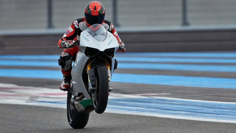 Ha az F1-es csapatok a MotoGP-ben indultak volna – így nézne ki Senna és Schumacher motorja (képek)