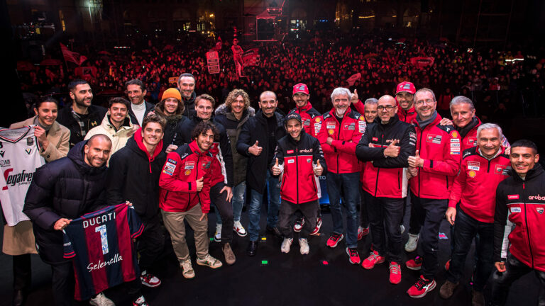 Vörösbe borult Bologna főtere – így ünnepeltek a Ducati rajongók