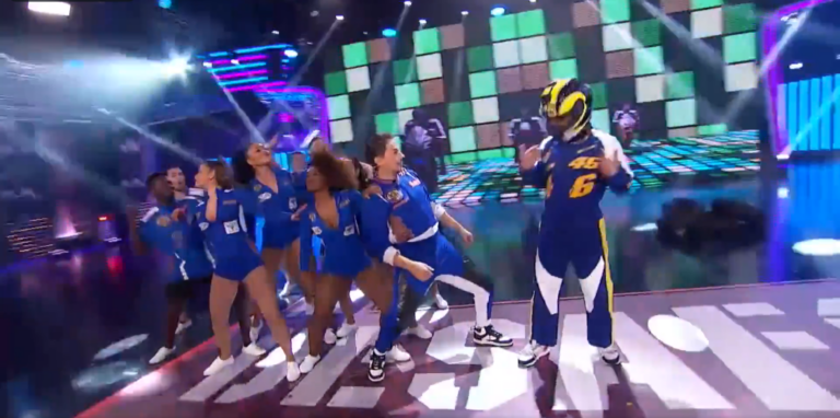 Lorenzo dögös táncosokkal és egy Rossi-dublőrrel ropta (videó)