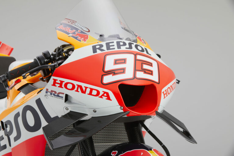 Bemutatkozott a gyári Honda, ezzel a motorral térne vissza a csúcsra Marc Márquez (kép)