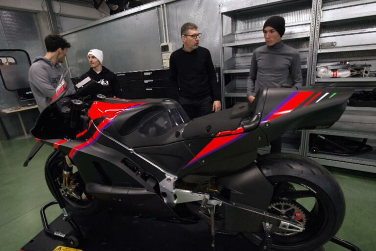 Még sok a munka az új motorral, de az Aprilia versenyzői bizakodóak az első tesztnap után