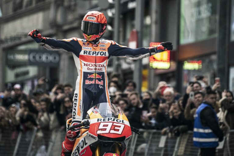 Több száz motoros kísérte őt, majd Madrid utcáin repesztett Marc Márquez (videók)