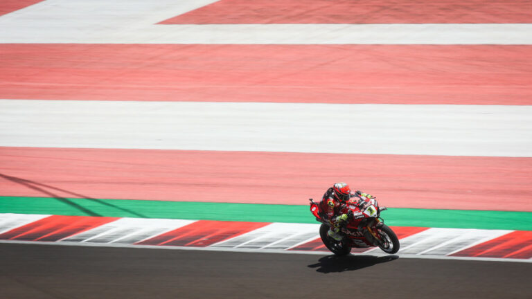 A Ducati továbbra is hibátlan teljesítményt nyújt, miközben a Kawasaki hihetetlenül szenved