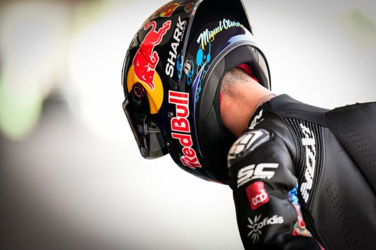 Az Aprilia újonca szerint egyvalami egyik márkatársának sem jön össze egyelőre, ami aggodalomra adhat okot