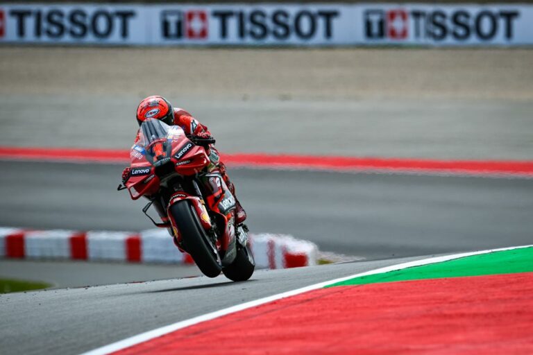 Óriási Ducati-dráma után a címvédő utolsó körös előzéssel győzött a történelmi MotoGP-futamon