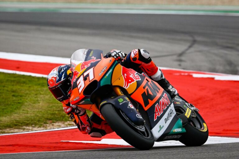 Elképesztően szoros csata után újabb KTM-siker született a Moto2-ben