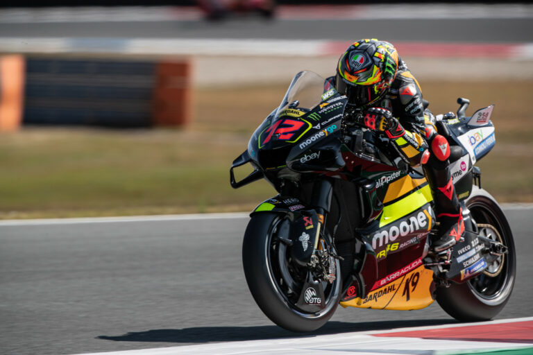 Marc Márquez ismét bukott, Bezzecchi a második edzést is az élen zárta Assenben