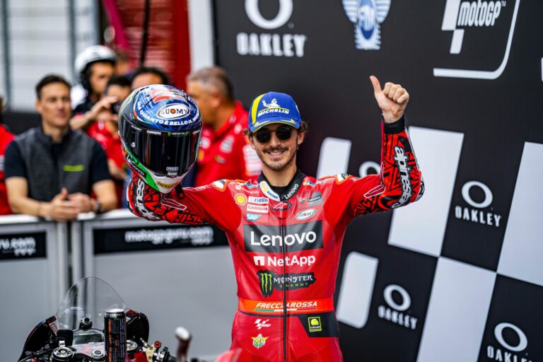 Hotdogevéssel ünnepelt hazai közönség előtt Bagnaia, aki megszenvedett a győzelemért (videó)