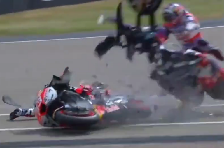 Marc Márquez hibája után kettétört az egyik Ducati, Bezzecchié lett a pénteki nap