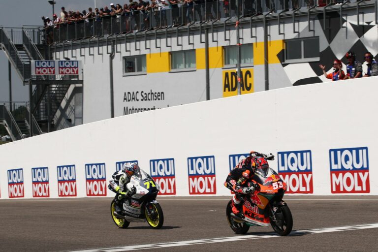 Szoros küzdelem után, utolsó pillanatos előzéssel új futamgyőztest avatott a Moto3