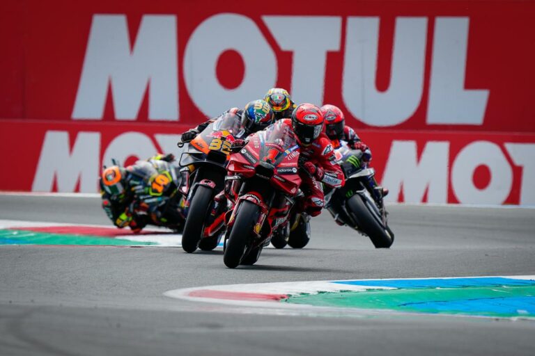 Rengeteg bukást és Bagnaia-győzelmet hozott a vasárnapi főfutam Assenben