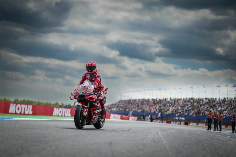 Bagnaia végig a határon motorozott, Bezzecchi helyzetét Binder nehezítette, Espargaróval pedig madarat lehetne fogatni