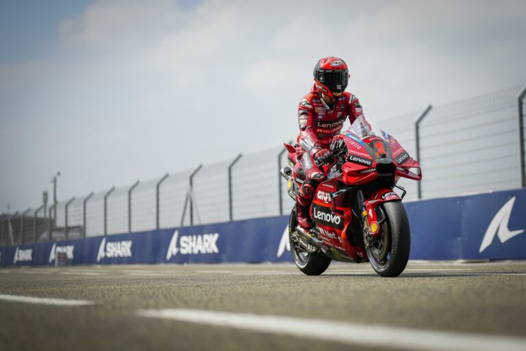 Magabiztosan mentek tovább a gyári Ducatik Mugellóban, mindkét Márquez bukott
