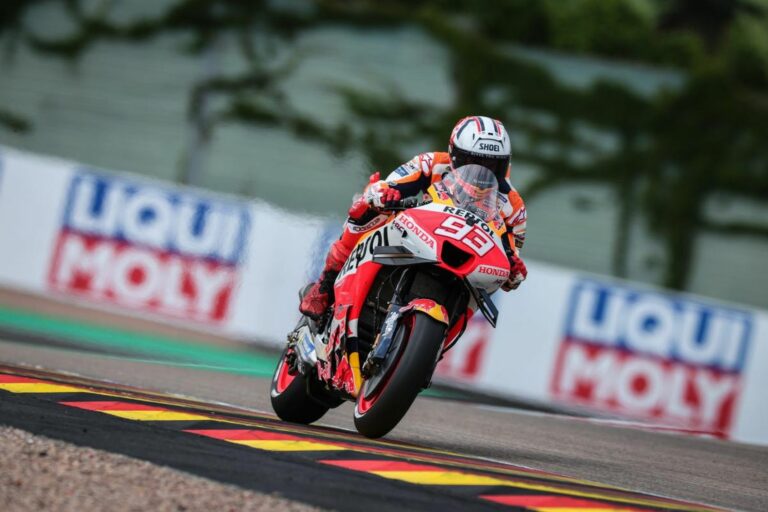 Marc Márquez bukott, megsérült a bemelegítésen