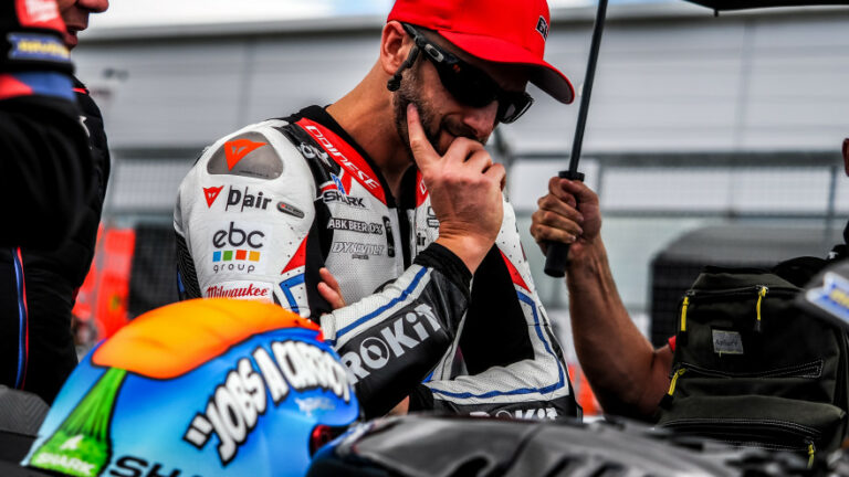 Doningtonban elhagyta a szerencséje Sykest, hónapokra pihenőre kényszerül a BMW pilótája