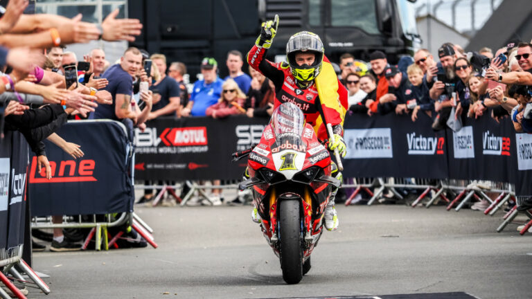 Bautista ismét leiskolázta a mezőnyt, Petrucci első dobogós helyezését szerezte a piros zászlóval félbeszakított futamon