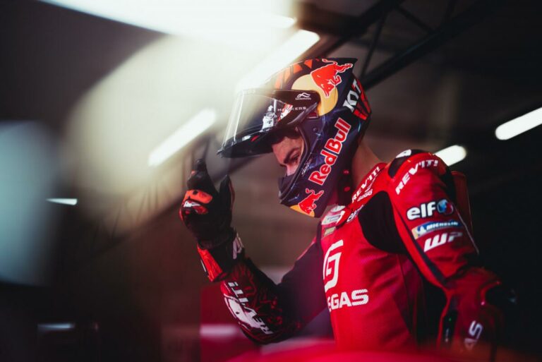 Augusto Fernández: Acosta megérdemel egy MotoGP-motort, de egyértelműen veszélyt jelent rám