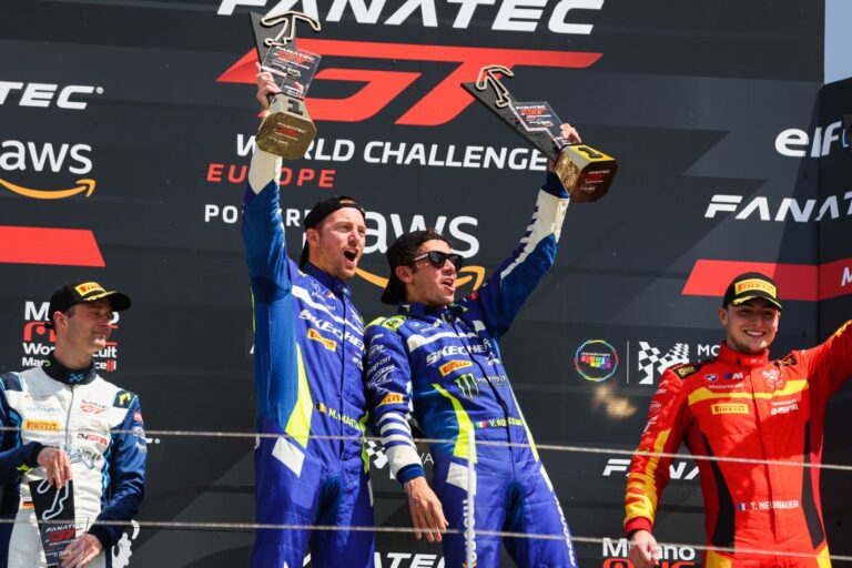 Rossi tovább írja a történelmet, életében először nyert autóversenyen