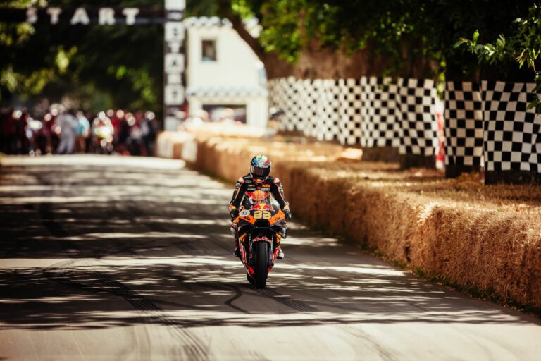 Nem csak az autóké a világ – így ünnepelt a MotoGP Goodwoodban (videók)