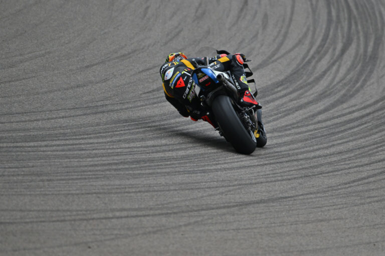 A VR46 kezdett az élen, Quartararo panaszkodott, Morbidelli bukott Silverstone-ban