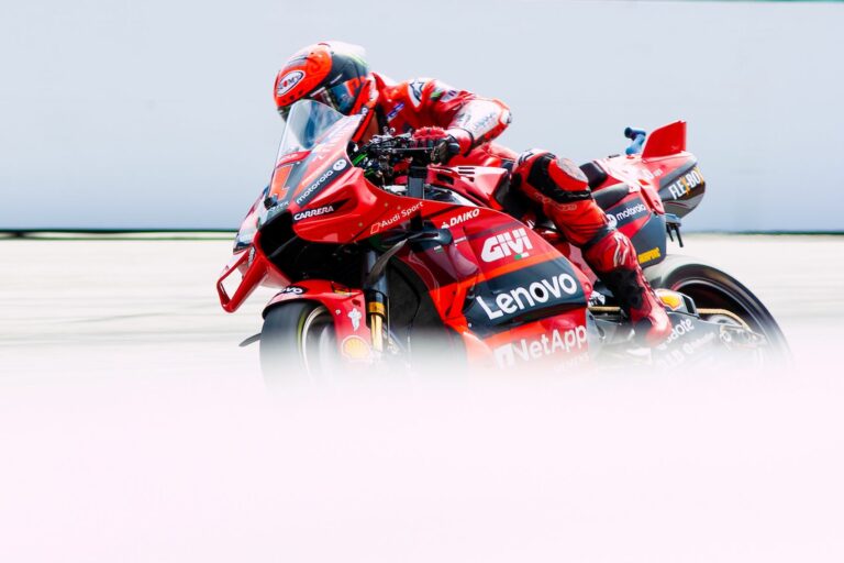 Minden változik, de egyvalami mégsem: Bagnaia továbbra is hidegvérrel a mezőny elején.