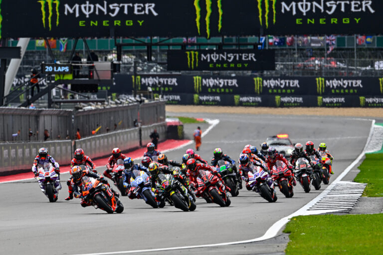 Őrült feltételezések, keveredve tényekkel. Silverstone tovább mozgatta a pilótakeringőt