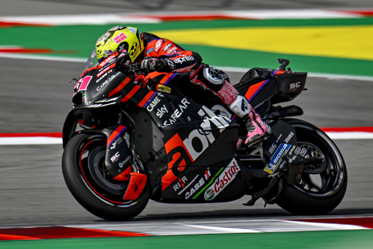 Hatalmas tömegbukás és Bagnaia borzalmas balesete után kettős Aprilia-győzelmet hozott a Katalán Nagydíj