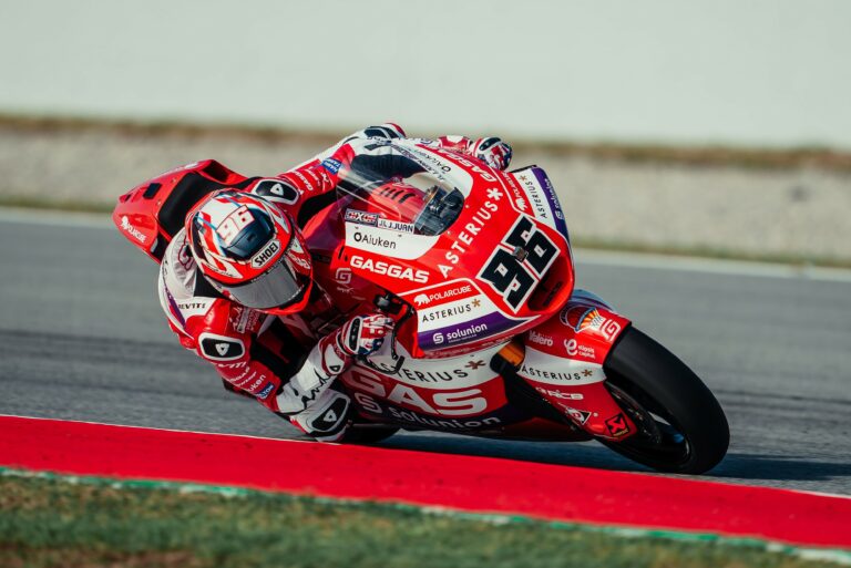 Acosta az élre küzdötte magát a középmezőnyből, de Dixon nyerte az izgalmas Moto2-es versenyt