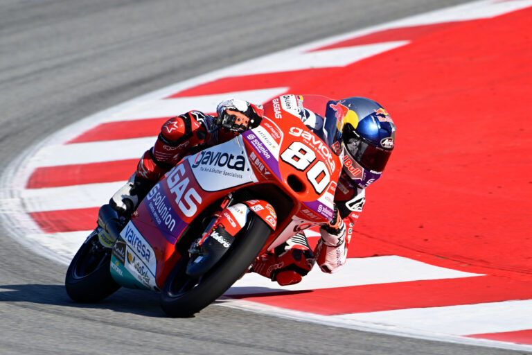 Drámai utolsó körös bukások és rendkívül szoros futam után Alonso nyerte a Moto3-as futamot