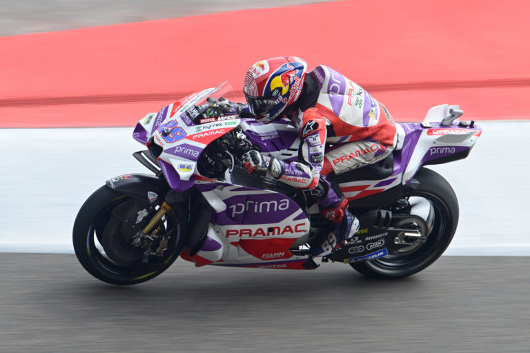 Martín nyerte a történelmi sprintversenyt, Marc Márquez végre a dobogón