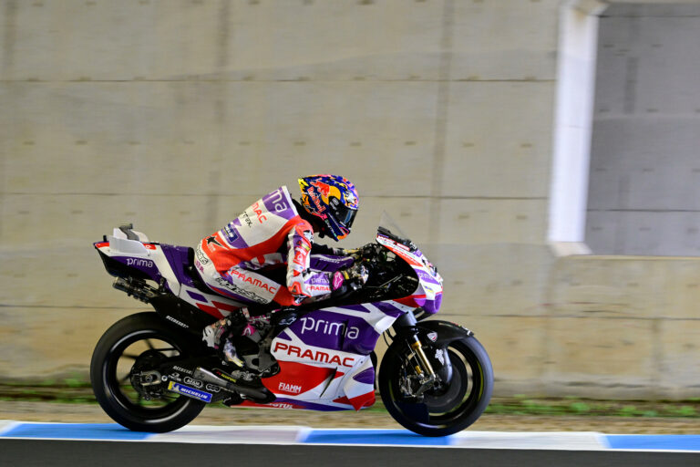 Martín zsinórban harmadszor nyert a sprinten, Bagnaia rossz rajt után harmadik Japánban