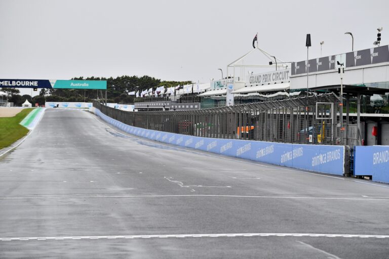 A MotoGP versenyigazgatója elárulta, hogyan jutottak el a fájó, de szükséges döntéshez