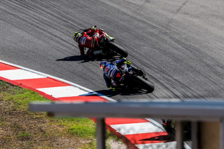 A Kawasaki versenyzői tandemben buktak, Bautista megint az utolsó kanyarban nyert