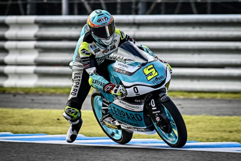 A nagy csatákból kimaradó Masià ismét nyert és átvette a vezetést a Moto3-ban, Öncü elesett