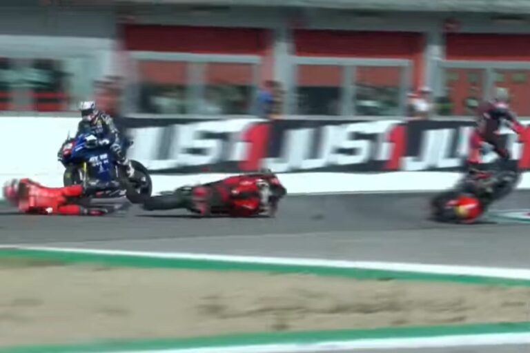 Újabb sérülés a Ducatinál, a MotoGP-tesztpilótát bajnoki riválisa ütötte ki a döntő futamon (videó)