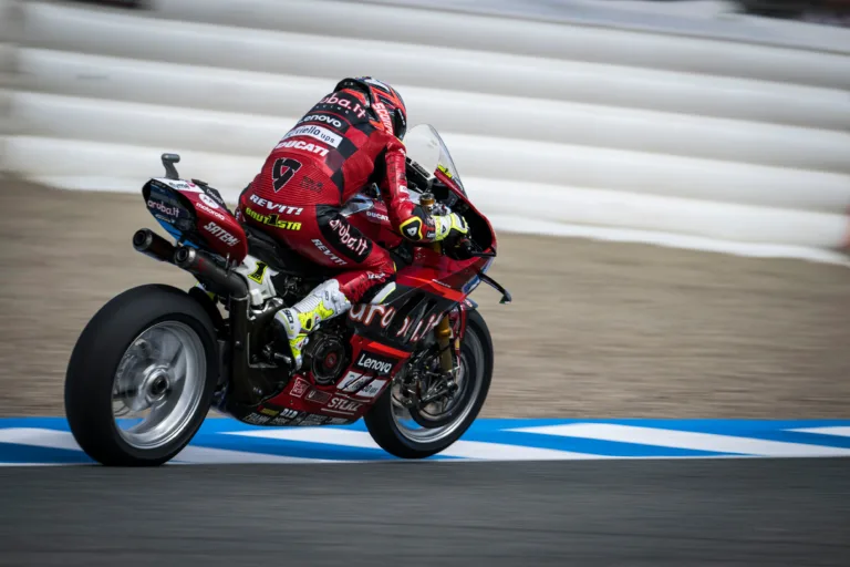 Piros zászló és egy ijesztő baleset után Bautista két rossz rajttal is megnyerte a jerezi Superpole versenyt